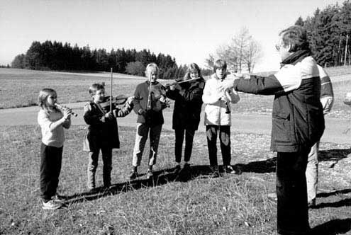 Die Jüngsten musizieren auf dem Raichberg unweit der Burg Hohenzollern.