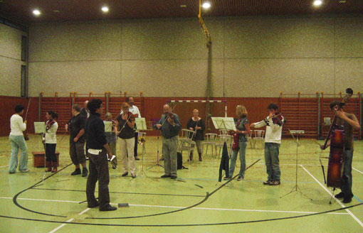 Stehprobe in der Turnhalle